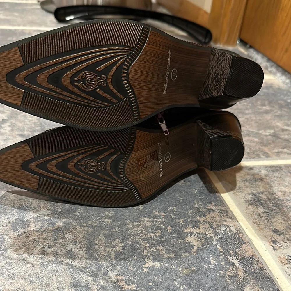 ❌SOLD❌. Purple Heeled Boots with Western Flair sequins, side zip, size 8 - Picture 7 of 10